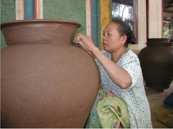 Sasak potter Manyun making a large storage vessel